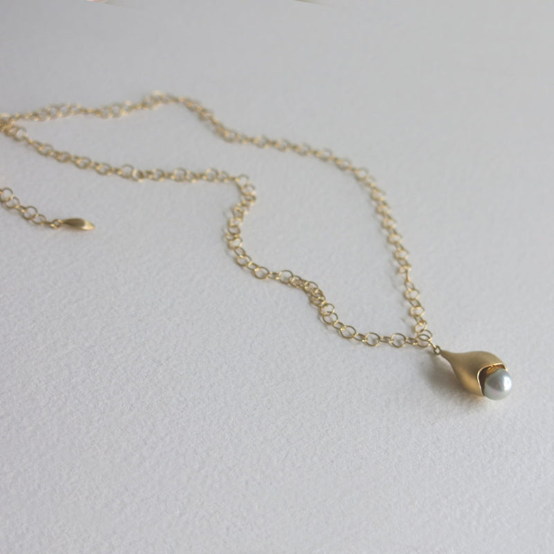 Gold chain necklace with Akoya Pearl Pendant